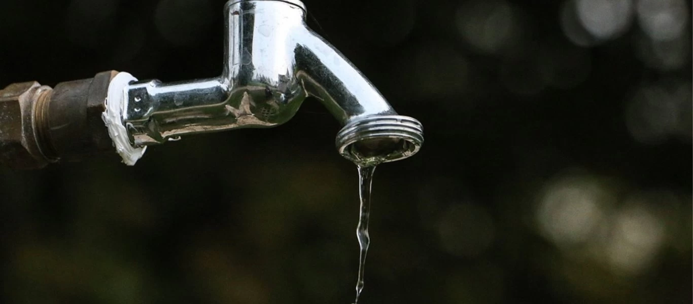 Θα πούμε το «νερό νεράκι»: Η κυβέρνηση το ξεπουλάει σε ιδιώτες με τροπολογία-σκάνδαλο